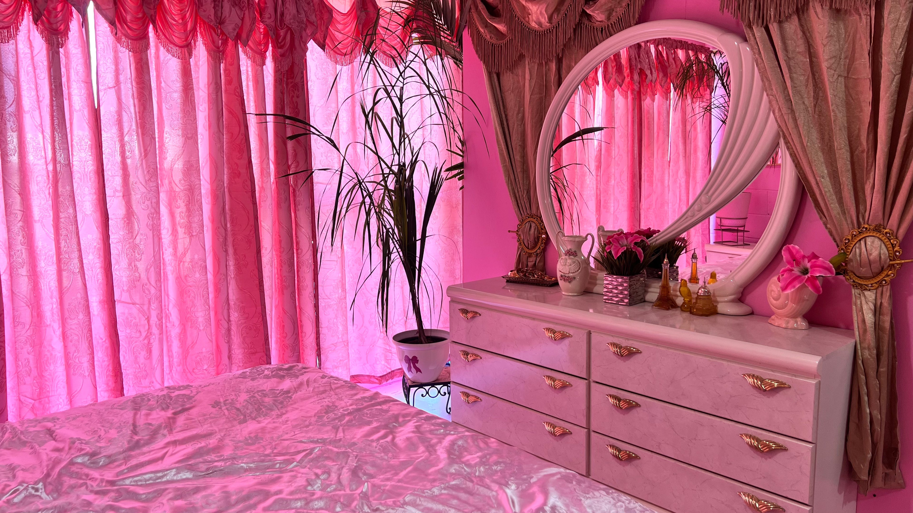 Pink Vintage Bedroom Studio Rental Dallas | 80s 90s Photoshoot Set (DFW)